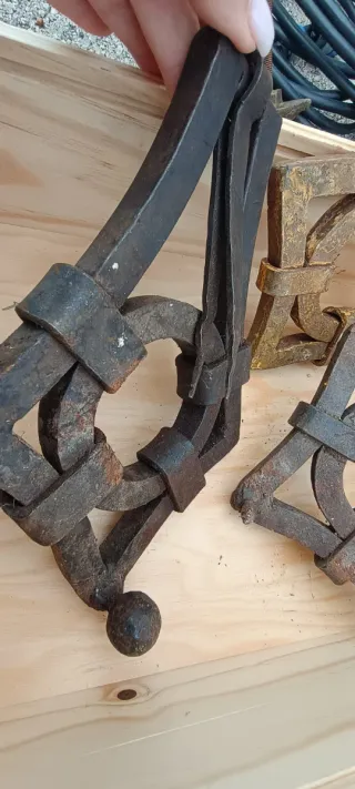 Aldabas antiguas de hierro forjado