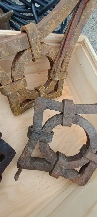 Aldabas antiguas de hierro forjado