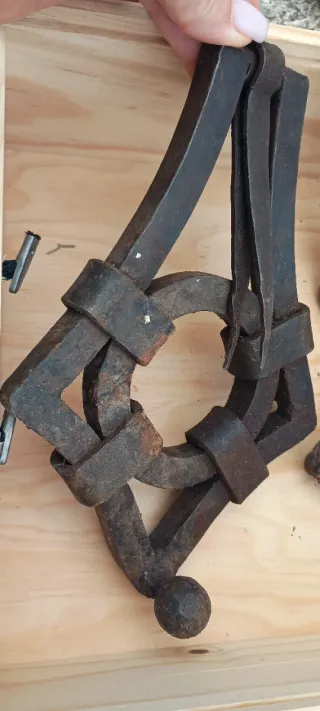 Aldabas antiguas de hierro forjado