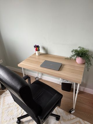 Escritorio con ruedas y silla negra 40€  40€