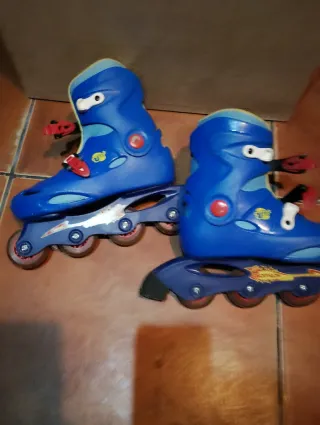 . Patines en línea azules para niños