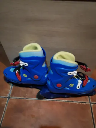 . Patines en línea azules para niños