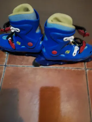 . Patines en línea azules para niños