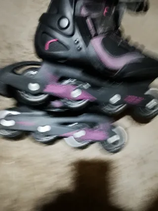 . Patines en línea azules para niños