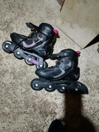 . Patines en línea azules para niños