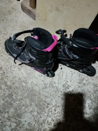 . Patines en línea azules para niños