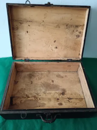 2 vecchie scatole in legno