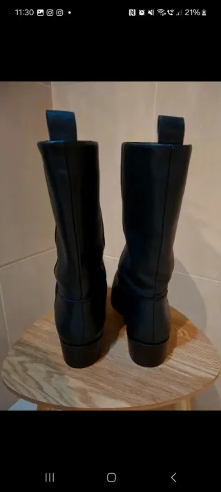 Botas negras de cuero con punta cuadrada