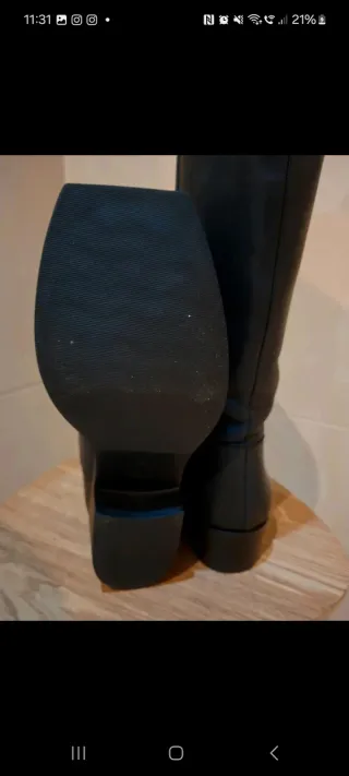 Botas negras de cuero con punta cuadrada