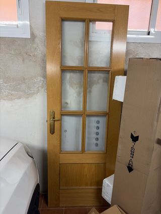 Puerta de madera con cristal