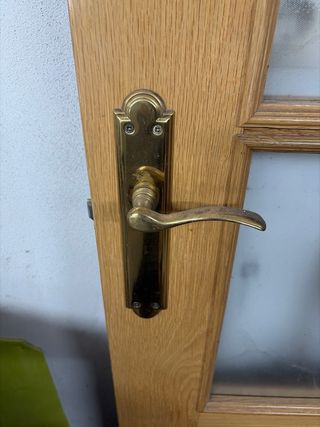 Puerta de madera con cristal