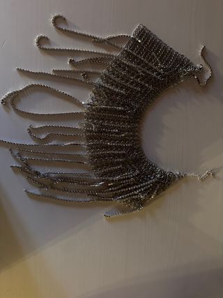 Gargantilla plateada con cadenas