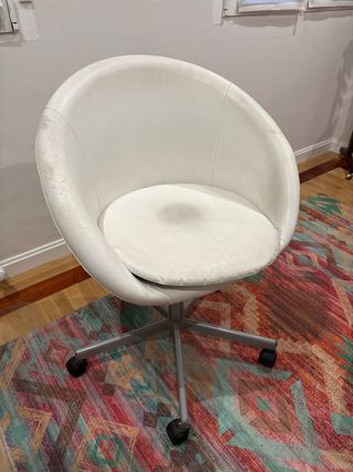 Silla de oficina giratoria blanca