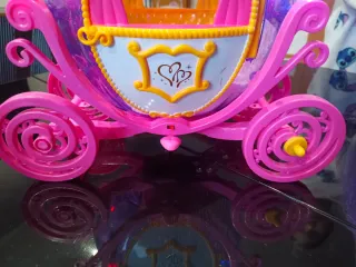 Carruaje de juguete con caballo