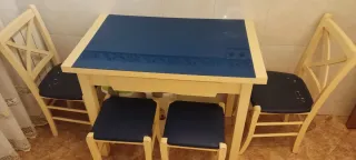 Mesa de cocina con sillas y transporte