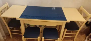 Mesa de cocina con sillas y transporte