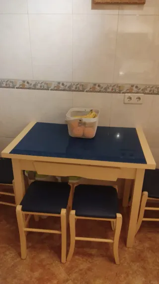 Mesa de cocina con sillas y transporte