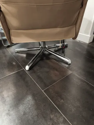 Sillón beige de piel