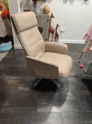 Sillón beige de piel