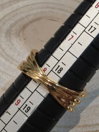 Anillo dorado con circonitas