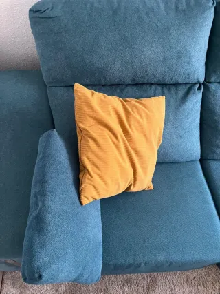 Sofá con cheslong + 2 butacas