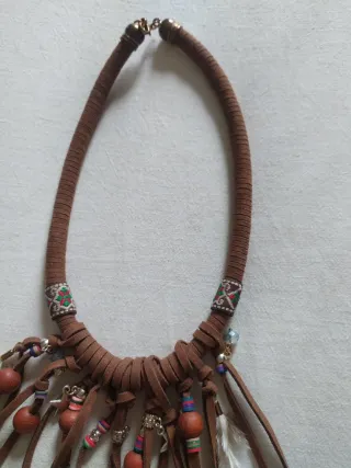 Collar hippie con plumas y cuentas