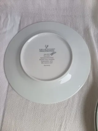 Vajilla porcelana flores rojas y blancas.