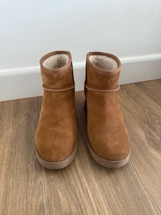 Botín UGG cuña bajo marrón caramelo