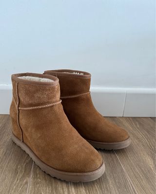 Botín UGG cuña bajo marrón caramelo