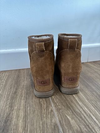 Botín UGG cuña bajo marrón caramelo