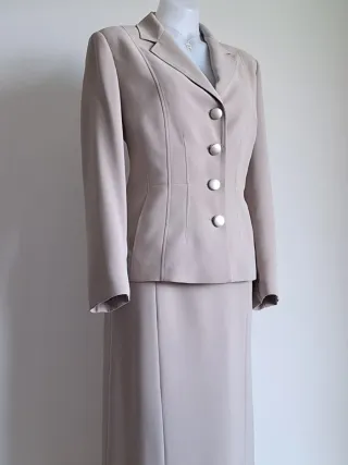 Traje Chaqueta y Falda de Mujer