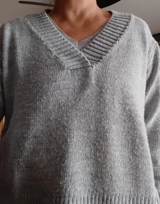 Jersey gris cuello pico - Básico