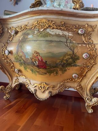 Cómoda antigua dorada con espejo