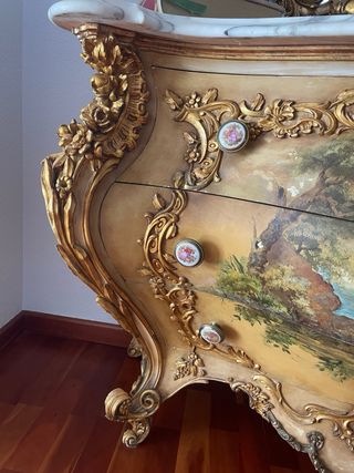 Cómoda antigua dorada con espejo