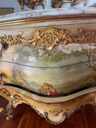 Cómoda antigua dorada con espejo