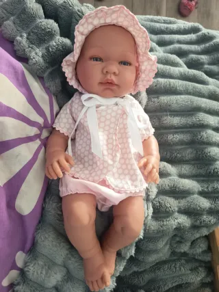 Muñeca bebé realista
