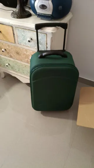 Maleta de viaje verde nueva