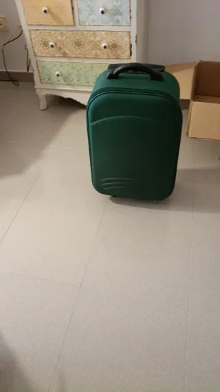 Maleta de viaje verde nueva