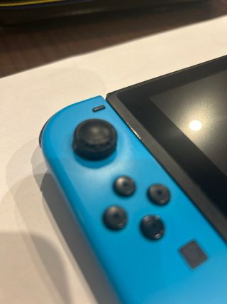 Nintendo Switch Azul y Rojo con funda