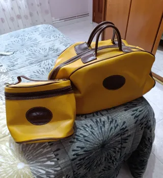 Bolsa de viaje y neceser mostaza