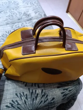 Bolsa de viaje y neceser mostaza