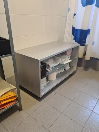 Muebles y espejo de baño