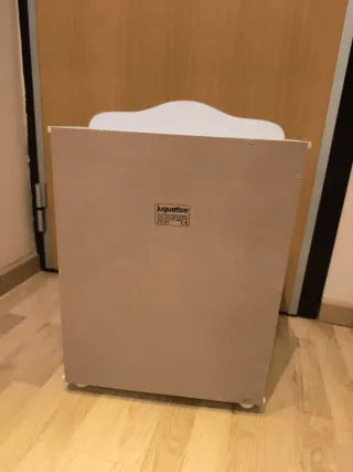 Armario infantil con perchas