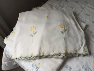 Dos cortinas bordadas