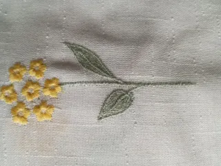 Dos cortinas bordadas