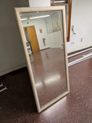 Specchio a figura intera beige in vimini