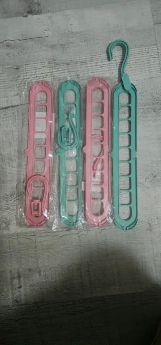 Perchas multifuncionales de plástico (rosa y turqu