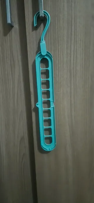 Perchas multifuncionales de plástico (rosa y turqu