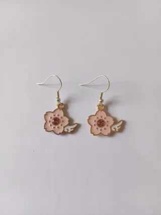 Orecchini fiore rosa con ali dorate