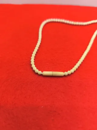 Collar de cuentas con colgantes